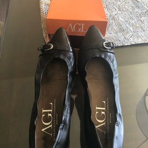 AGL Black leather/patent pointy flats